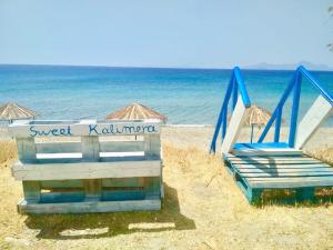 卡尔扎迈纳斯威特卡利梅拉公寓的海滩上的2把沙滩椅和遮阳伞