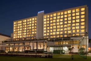 艾哈迈达巴德Wyndham Ahmedabad Shela的夜间酒店大楼有照明