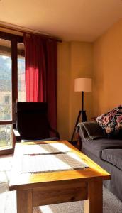圣克鲁斯德拉塞罗斯apartamentos turisticos san juan de la peña的客厅配有咖啡桌和沙发