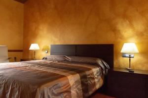 贝尔奇特Casa rural Legus Belikiom的一间卧室配有一张大床和两盏灯