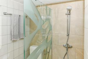 沃尔特湖畔韦尔登根夫旅馆的带淋浴的浴室和玻璃门