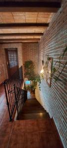 Cazalegas 马奎斯度假屋的一条带长凳和砖墙的楼梯