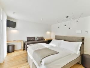 托尔诺泽拜奥公寓式酒店的一间卧室配有一张大床和一张沙发