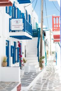 米克诺斯城Anastasia's Visage Stylish Accommodation Rooms City Centre Mykonos的一条布西塔诺的街道,有蓝色和白色的建筑