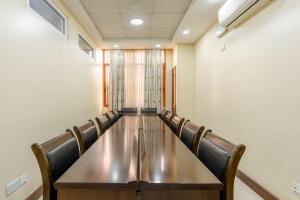 阿鲁沙Kibo Palace Apartments的一间会议室,配有长桌子和椅子