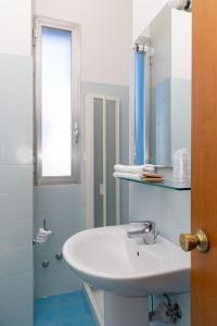 朱利亚诺瓦Hotel Royal的浴室设有白色水槽和镜子