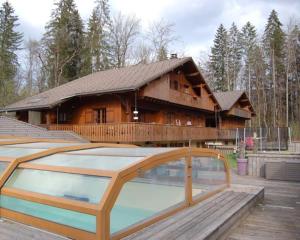 莫里永Chalet Esprit的一座大型木屋,前面设有一个游泳池