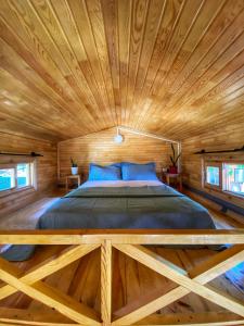 古泽尔坎里Lazoğlu Bungalov的木制客房的一张床位,设有木制天花板
