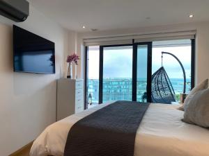 直布罗陀Luxury Ocean Spa Plaza Private Large 1 bed apartment的一间卧室设有一张大床和一个大窗户