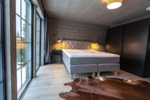 萨伦Sälen Mountain Lodge的一间设有床铺的卧室,位于带窗户的房间内