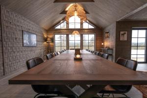 萨伦Sälen Mountain Lodge的大型会议室,配有大型木桌和椅子