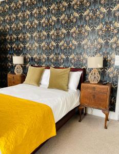 诺里奇Rooms At The Rosebery的一间卧室配有一张床和两张带台灯的床头柜。