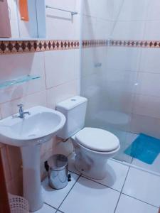 弗洛里亚诺波利斯Ótima Casa para 10 pessoas /menos de 100m da Praia的浴室配有卫生间、盥洗盆和淋浴。