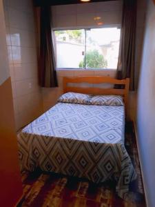 弗洛里亚诺波利斯Ótima Casa para 10 pessoas /menos de 100m da Praia的一间小卧室,配有床和窗户