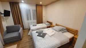 下姆沙纳Wyspa Mszanka的酒店客房,配有两张床和椅子