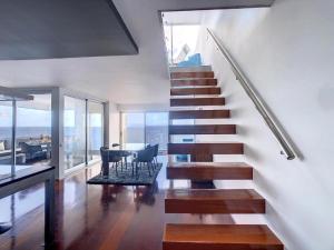 卡尼索Luxurious Penthouse Suite direct at sea的楼梯,房子里,有客厅