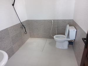 马特勒Himana Beach Rest的一间带卫生间和水槽的浴室