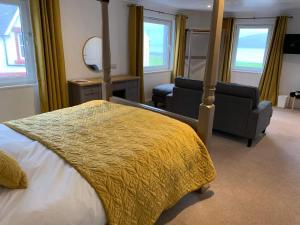 拉姆拉什拉姆拉什海湾酒店的一间卧室配有一张床、一把椅子和镜子