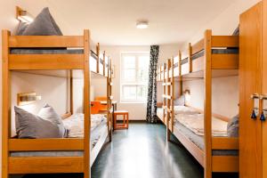 林道林陶HI青年旅馆的宿舍内一间设有三张双层床的客房