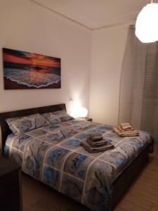 安科纳Appartamento Turistico "ortensia"的一间卧室配有带毛巾的床