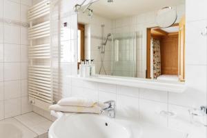 莱赫阿尔贝格水晶酒店的一间带卫生间、水槽和镜子的浴室