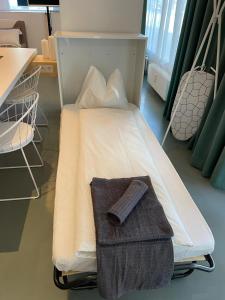 因斯布鲁克Main Station Design Loft Style Apartment的一间医院房间,里面配有一张带毛巾的床