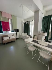 因斯布鲁克Main Station Design Loft Style Apartment的客厅配有白色的桌子和椅子