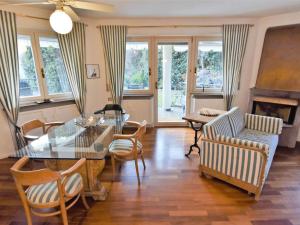 梅拉诺Apartment Villa Esperia by Interhome的客厅配有玻璃桌和椅子