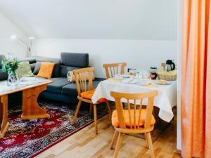 ArriachApartment Herzele by Interhome的客厅配有桌子和沙发