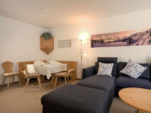 圣莫里茨圣莫里茨彻萨弗洛拉公寓的客厅配有沙发和桌子