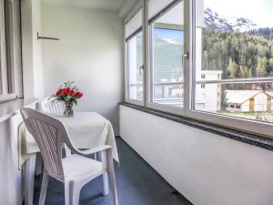 圣莫里茨圣莫里茨巴德奥瓦科茨奇纳二号公寓的白色的客房配有桌椅和窗户。