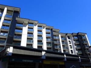 夏蒙尼-勃朗峰奥塔夏蒙尼公寓的公寓大楼的背景是蓝色的天空