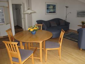 朱列斯拉赫Apartment Juliusruh-2 by Interhome的客厅配有桌椅和沙发