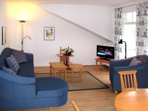 朱列斯拉赫Apartment Juliusruh-2 by Interhome的客厅配有2把蓝色椅子和电视