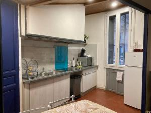 Le COSY de Mercadet - Parking gratuit & Wifi的厨房或小厨房