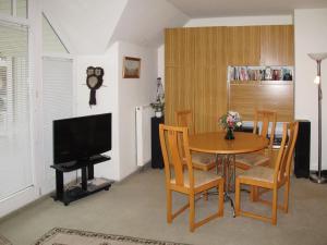 岑平Apartment Achterwasser - ZEM113 by Interhome的一间带桌子和电视的用餐室