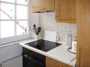 岑平Apartment Achterwasser - ZEM113 by Interhome的厨房配有水槽和台面