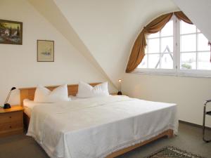 岑平Apartment Achterwasser - ZEM113 by Interhome的卧室配有一张大白色床和窗户