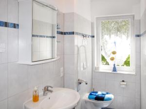 岑平Apartment Zur Ostsee by Interhome的一间带水槽和卫生间的浴室以及窗户。
