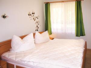岑平Apartment Zur Ostsee by Interhome的一间卧室配有一张带白色床单的床和一扇窗户。