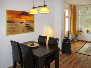岑平Apartment Sonnenblume by Interhome的一间带桌椅和花瓶的用餐室