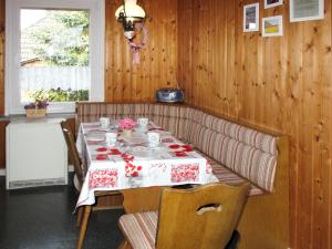 GarzHoliday Home Kaiser by Interhome的一张带红白桌布的餐桌