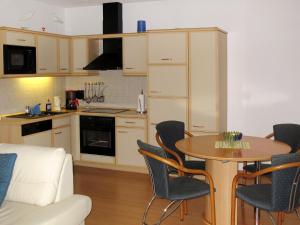 洛丁Apartment Haus Berlin-3 by Interhome的厨房以及带桌椅的用餐室。