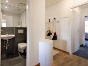 圣莫里茨切萨浪漫公寓的白色的浴室设有水槽和卫生间。