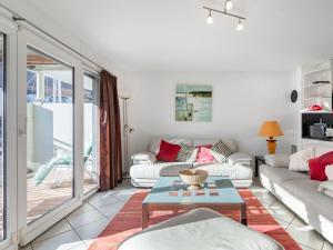 布夫雷Apartment Bougainville C3-R by Interhome的客厅配有沙发和桌子