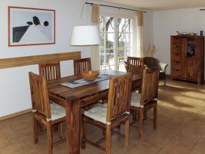 卡尔斯哈根Holiday Home Katja by Interhome的一间带木桌和椅子的用餐室
