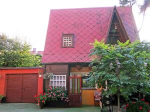 达尔沃沃Holiday Home Mały Domek by Interhome的红色屋顶房屋,设有红色车库