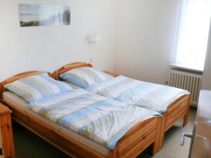 Liederbach基尔巴赫度假屋的卧室内的木架床