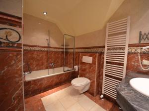格罗斯齐克Holiday Home Lotsenhaus by Interhome的浴室配有卫生间、浴缸和水槽。