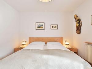 奥蒂塞伊Apartment Tirol-1 by Interhome的一间卧室配有一张带2个床头柜的大床